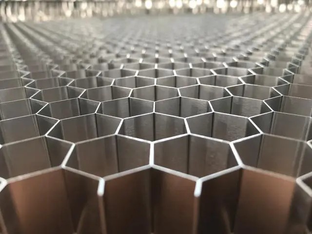 鋁蜂窩板，讓現(xiàn)代建筑更具科技感！-吉祥裝飾
