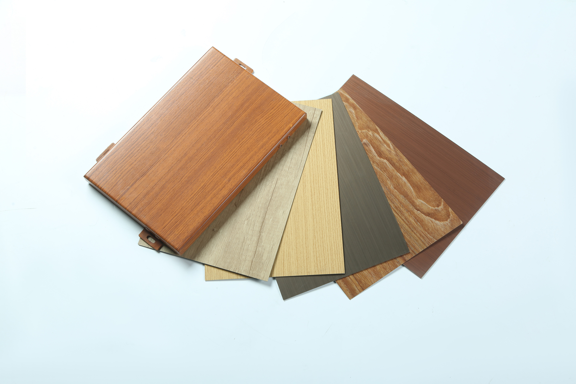 氟碳鋁單板和熱轉(zhuǎn)印木紋鋁單板有什么區(qū)別？看完這篇文章你就知道了